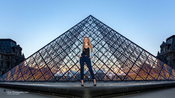 shooting nocturne pyramide du louvre rue paris